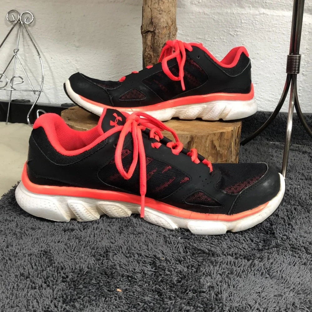 Under Armour Black and neon pink tennis shoes size 7.5‎